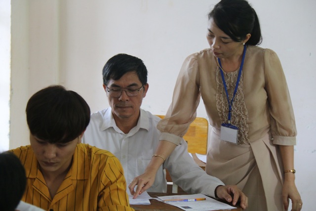 Thí sinh 54 tuổi thi tốt nghiệp để được hành nghề… bắt mạch, bốc thuốc - 1 Thí sinh 54 tuổi thi tốt nghiệp để được hành nghề… bắt mạch, bốc thuốc - 1