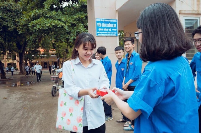Thanh niên tình nguyện tận tình cõng thí sinh tai nạn vào phòng thi - 5 Thanh niên tình nguyện tận tình cõng thí sinh tai nạn vào phòng thi - 5