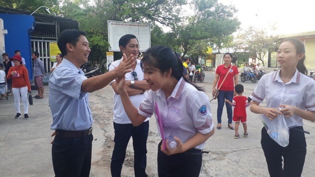 Thầy cô đứng trước cổng trường giữ điện thoại, động viên sĩ tử - 1 Thầy cô đứng trước cổng trường giữ điện thoại, động viên sĩ tử - 1