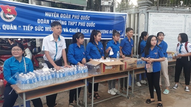 Thầy cô đứng trước cổng trường giữ điện thoại, động viên sĩ tử - 4 Thầy cô đứng trước cổng trường giữ điện thoại, động viên sĩ tử - 4