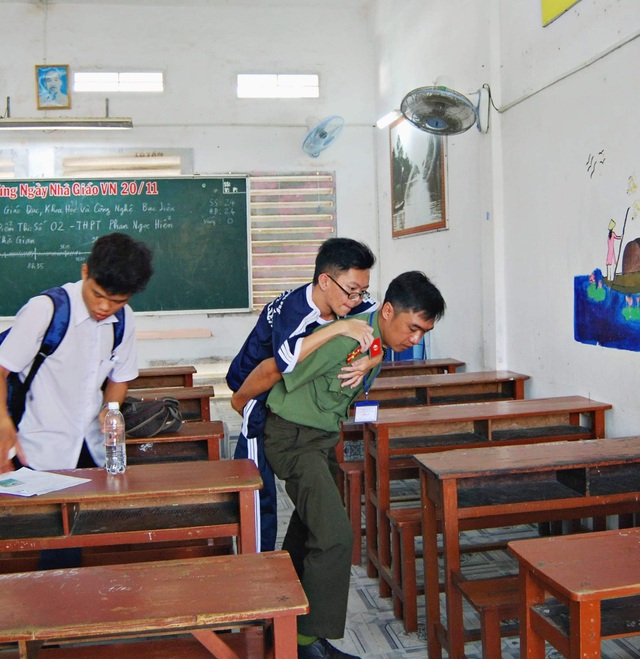 Thí sinh bị bệnh được cõng vào tận phòng thi - 3 Thí sinh bị bệnh được cõng vào tận phòng thi - 3
