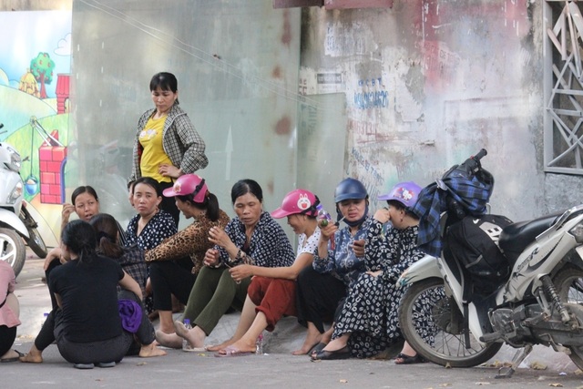 “Vạ vật” trong thời tiết gần 40 độ chờ con thi - 3 “Vạ vật” trong thời tiết gần 40 độ chờ con thi - 3