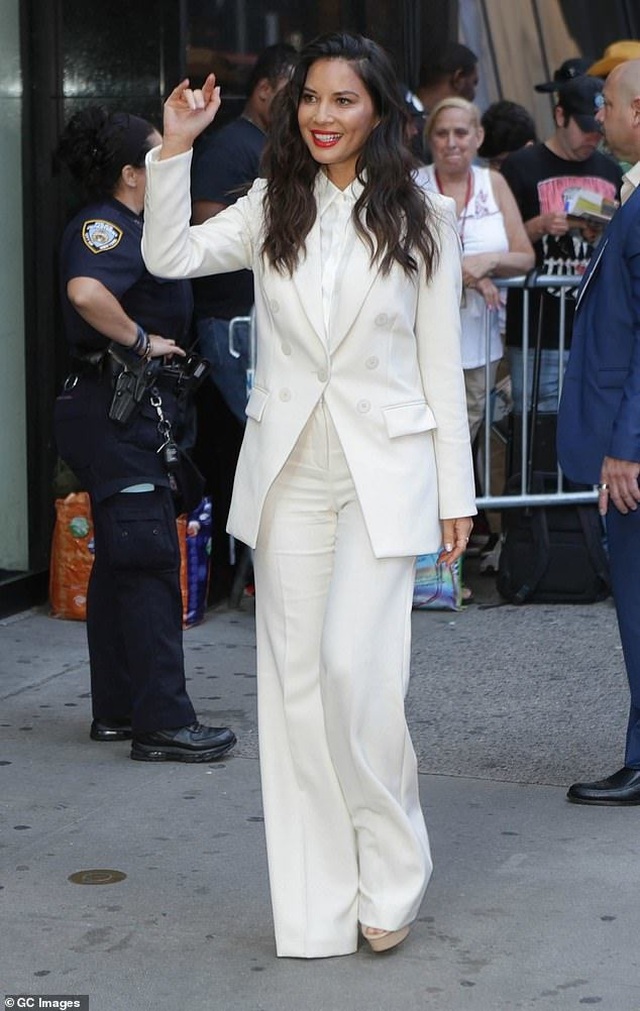 Đi quảng bá phim mới, Olivia Munn thay 4 bộ đồ 1 ngày - 6 Đi quảng bá phim mới, Olivia Munn thay 4 bộ đồ 1 ngày - 6