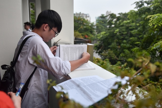 Sĩ tử ôn bài sát giờ thi môn đầu tiên, chạy vội vào phòng thi - 4 Sĩ tử ôn bài sát giờ thi môn đầu tiên, chạy vội vào phòng thi - 4