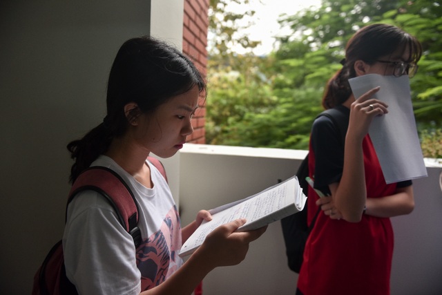 Sĩ tử ôn bài sát giờ thi môn đầu tiên, chạy vội vào phòng thi - 5 Sĩ tử ôn bài sát giờ thi môn đầu tiên, chạy vội vào phòng thi - 5