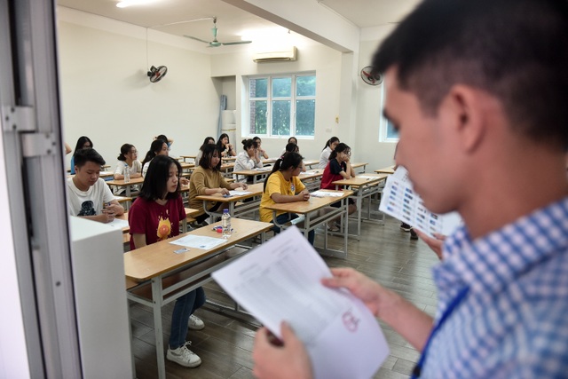 Sĩ tử ôn bài sát giờ thi môn đầu tiên, chạy vội vào phòng thi - 7 Sĩ tử ôn bài sát giờ thi môn đầu tiên, chạy vội vào phòng thi - 7