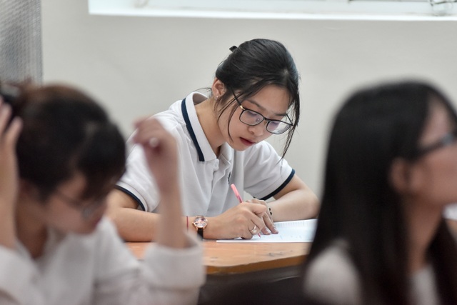 Sĩ tử ôn bài sát giờ thi môn đầu tiên, chạy vội vào phòng thi - 9 Sĩ tử ôn bài sát giờ thi môn đầu tiên, chạy vội vào phòng thi - 9