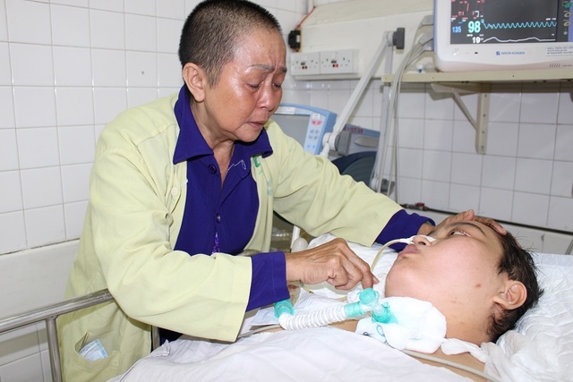 Mẹ chết mòn trên giường bệnh, bé 8 tháng tuổi khóc ngằn ngặt đòi sữa đến nhói lòng! - 5 Mẹ chết mòn trên giường bệnh, bé 8 tháng tuổi khóc ngằn ngặt đòi sữa đến nhói lòng! - 5