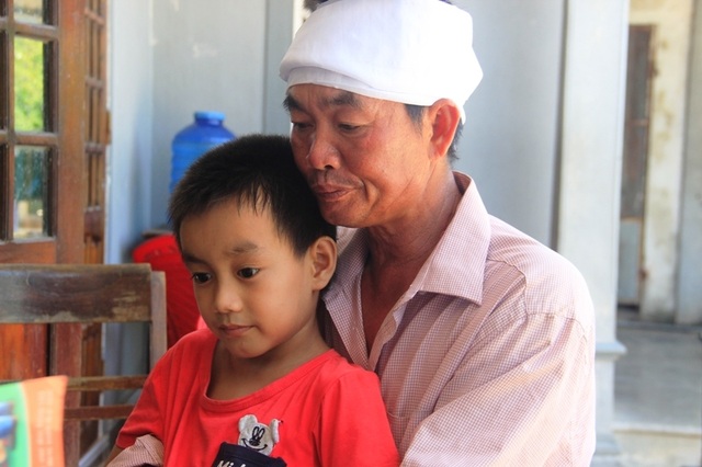 Đẫm nước mắt bức thư của cậu bé lớp một viết gửi người mẹ đã khuất - 11 Đẫm nước mắt bức thư của cậu bé lớp một viết gửi người mẹ đã khuất - 11