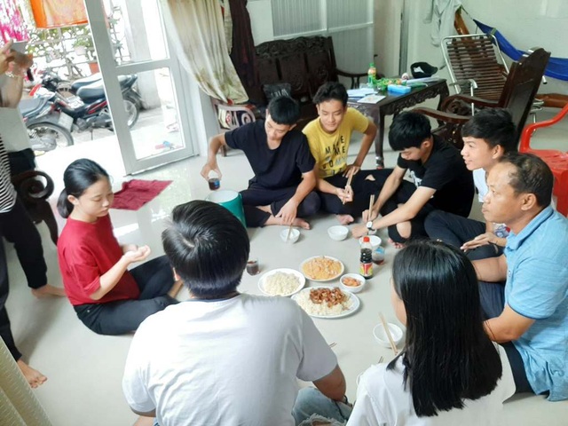 Thầy cô đứng trước cổng trường giữ điện thoại, động viên sĩ tử - 3 Thầy cô đứng trước cổng trường giữ điện thoại, động viên sĩ tử - 3
