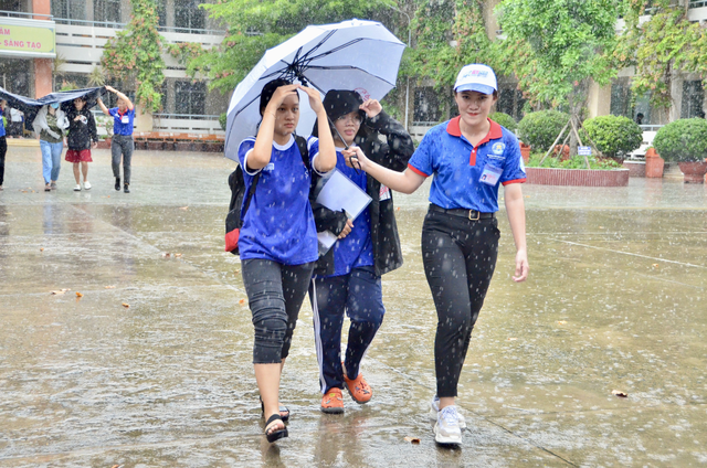Sinh viên tình nguyện đổi quần dài cho thí sinh để vào làm thủ tục dự thi - 5 Sinh viên tình nguyện đổi quần dài cho thí sinh để vào làm thủ tục dự thi - 5