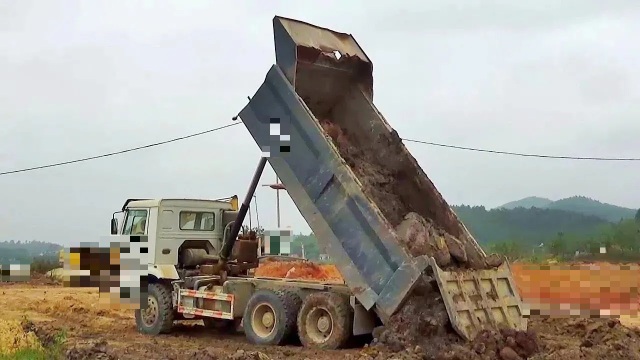 Kinh hoàng phát hiện thi thể người nằm lẫn trong đất trên thùng xe tải - 1 Kinh hoàng phát hiện thi thể người nằm lẫn trong đất trên thùng xe tải - 1