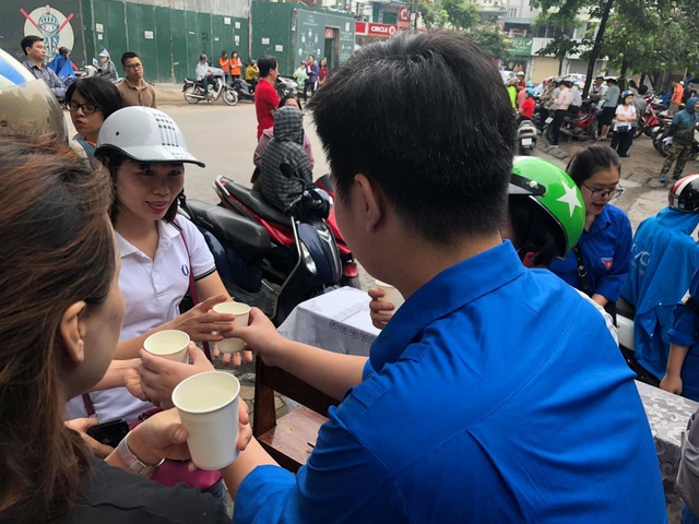 Thanh niên tình nguyện tận tình cõng thí sinh tai nạn vào phòng thi - 6 Thanh niên tình nguyện tận tình cõng thí sinh tai nạn vào phòng thi - 6