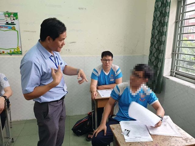 Một thí sinh phải dùng máy trợ thính trong quá trình thi THPT quốc gia - 1 Một thí sinh phải dùng máy trợ thính trong quá trình thi THPT quốc gia - 1
