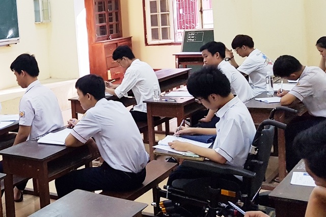 Thí sinh khuyết tật đi thi trên xe lăn điện - 11 Thí sinh khuyết tật đi thi trên xe lăn điện - 11