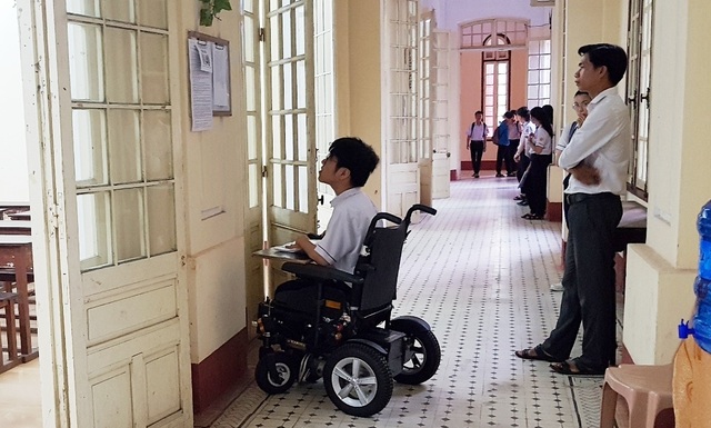 Thí sinh khuyết tật đi thi trên xe lăn điện - 6 Thí sinh khuyết tật đi thi trên xe lăn điện - 6