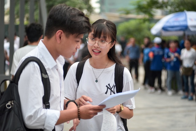 Chùm ảnh: Thí sinh thận trọng thảo luận bài khó sau buổi thi Toán - 10 Chùm ảnh: Thí sinh thận trọng thảo luận bài khó sau buổi thi Toán - 10