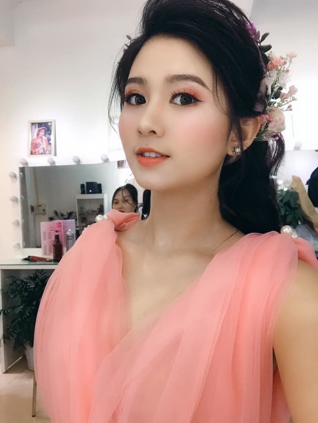 Nữ sinh cười toả nắng sau khi thi môn Văn THPT quốc gia bỗng chốc nổi tiếng - 11 Nữ sinh cười toả nắng sau khi thi môn Văn THPT quốc gia bỗng chốc nổi tiếng - 11