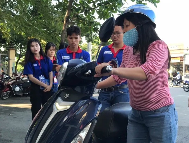 Nháo nhác vì một người phụ nữ đòi vào trường thi... gửi xe - 2 Nháo nhác vì một người phụ nữ đòi vào trường thi... gửi xe - 2
