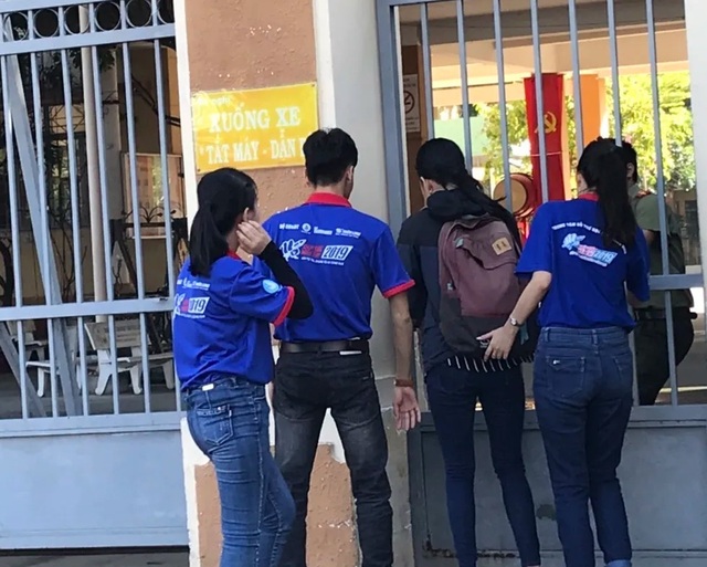 Nháo nhác vì một người phụ nữ đòi vào trường thi... gửi xe - 3 Nháo nhác vì một người phụ nữ đòi vào trường thi... gửi xe - 3