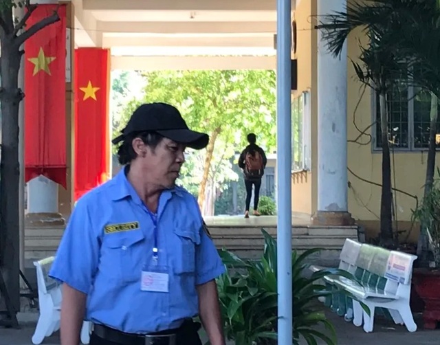 Nháo nhác vì một người phụ nữ đòi vào trường thi... gửi xe - 4 Nháo nhác vì một người phụ nữ đòi vào trường thi... gửi xe - 4