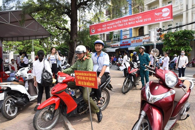 Chiến sĩ công an điển trai hỗ trợ thí sinh xe ôm miễn phí hút sự quan tâm - 5 Chiến sĩ công an điển trai hỗ trợ thí sinh xe ôm miễn phí hút sự quan tâm - 5