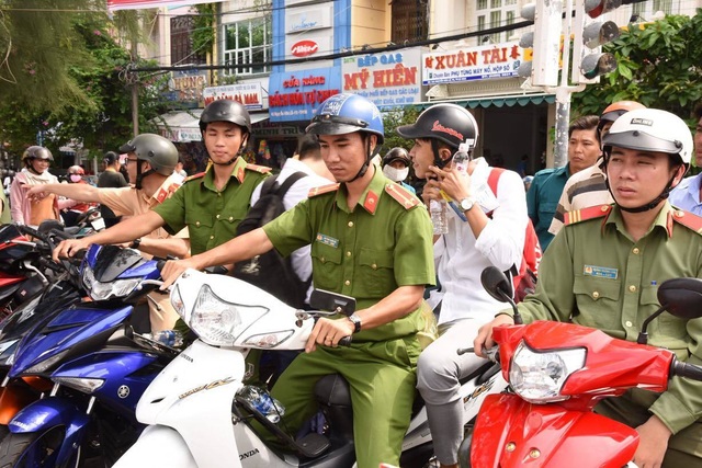 Chiến sĩ công an điển trai hỗ trợ thí sinh xe ôm miễn phí hút sự quan tâm - 4 Chiến sĩ công an điển trai hỗ trợ thí sinh xe ôm miễn phí hút sự quan tâm - 4
