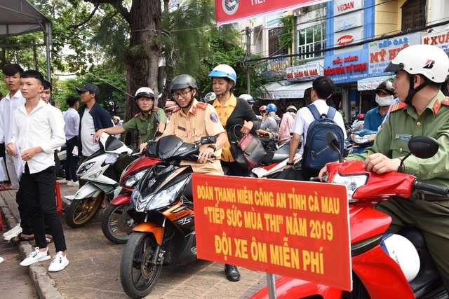 Chiến sĩ công an điển trai hỗ trợ thí sinh xe ôm miễn phí hút sự quan tâm - 3 Chiến sĩ công an điển trai hỗ trợ thí sinh xe ôm miễn phí hút sự quan tâm - 3