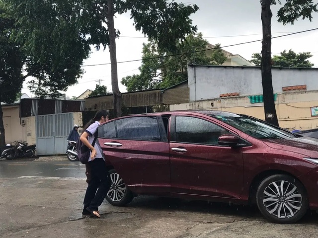 Vừa rời phòng thi, thí sinh TPHCM vội vã chạy mưa - 3 Vừa rời phòng thi, thí sinh TPHCM vội vã chạy mưa - 3