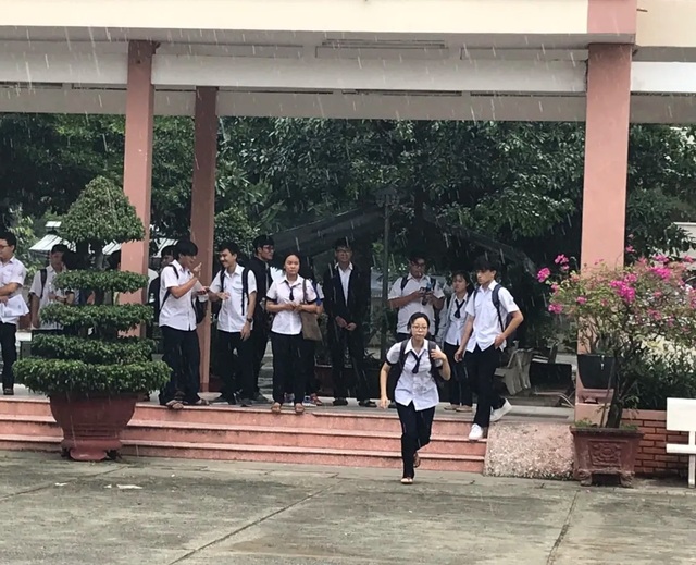 Vừa rời phòng thi, thí sinh TPHCM vội vã chạy mưa - 2 Vừa rời phòng thi, thí sinh TPHCM vội vã chạy mưa - 2