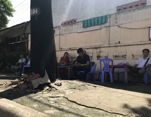 Vừa rời phòng thi, thí sinh TPHCM vội vã chạy mưa - 1 Vừa rời phòng thi, thí sinh TPHCM vội vã chạy mưa - 1