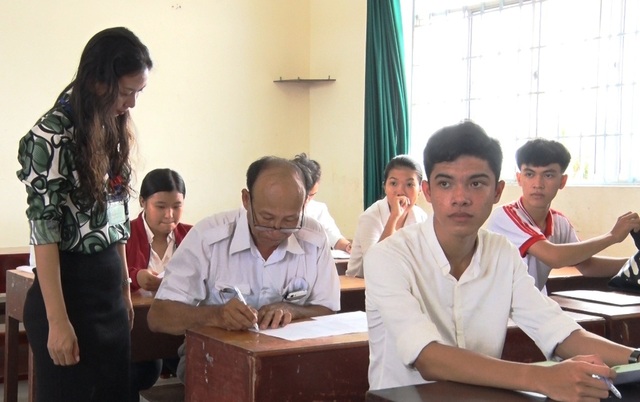Ông ngoại 60 tuổi vẫn quyết tâm đi thi THPT quốc gia - 3 Ông ngoại 60 tuổi vẫn quyết tâm đi thi THPT quốc gia - 3