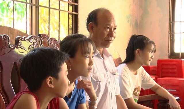 Ông ngoại 60 tuổi vẫn quyết tâm đi thi THPT quốc gia - 2 Ông ngoại 60 tuổi vẫn quyết tâm đi thi THPT quốc gia - 2