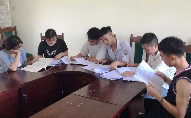 Những suất cơm phục vụ sĩ tử và phụ huynh trong kỳ thi THPT quốc gia - 4 Những suất cơm phục vụ sĩ tử và phụ huynh trong kỳ thi THPT quốc gia - 4