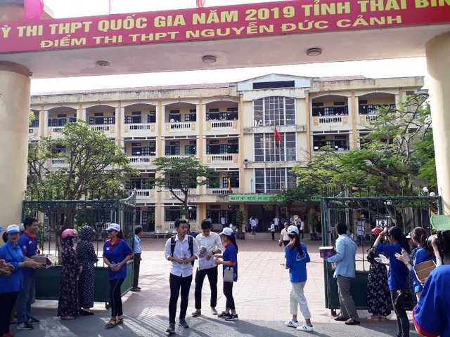 Những suất cơm phục vụ sĩ tử và phụ huynh trong kỳ thi THPT quốc gia - 2 Những suất cơm phục vụ sĩ tử và phụ huynh trong kỳ thi THPT quốc gia - 2