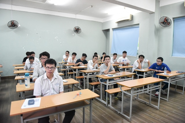 Có thí sinh mang 4 máy tính vào phòng thi tổ hợp Khoa học tự nhiên - 1 Có thí sinh mang 4 máy tính vào phòng thi tổ hợp Khoa học tự nhiên - 1