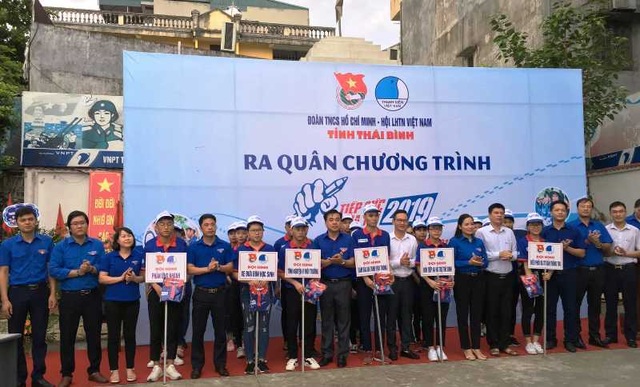 Những suất cơm phục vụ sĩ tử và phụ huynh trong kỳ thi THPT quốc gia - 1 Những suất cơm phục vụ sĩ tử và phụ huynh trong kỳ thi THPT quốc gia - 1