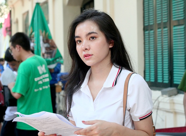 Hot girl trường Trần Phú suýt ngất vì nắng nóng mùa thi - 5 Hot girl trường Trần Phú suýt ngất vì nắng nóng mùa thi - 5