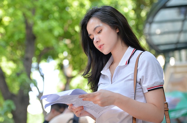 Hot girl trường Trần Phú suýt ngất vì nắng nóng mùa thi - 1 Hot girl trường Trần Phú suýt ngất vì nắng nóng mùa thi - 1