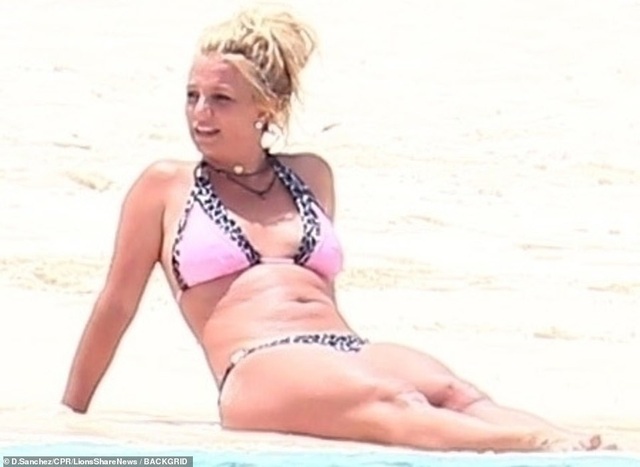 Britney Spears khoe dáng chắc khỏe trên biển - 5 Britney Spears khoe dáng chắc khỏe trên biển - 5