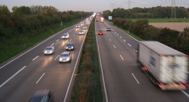 Nắng nóng, đường Autobahn bắt đầu có giới hạn tốc độ - 1