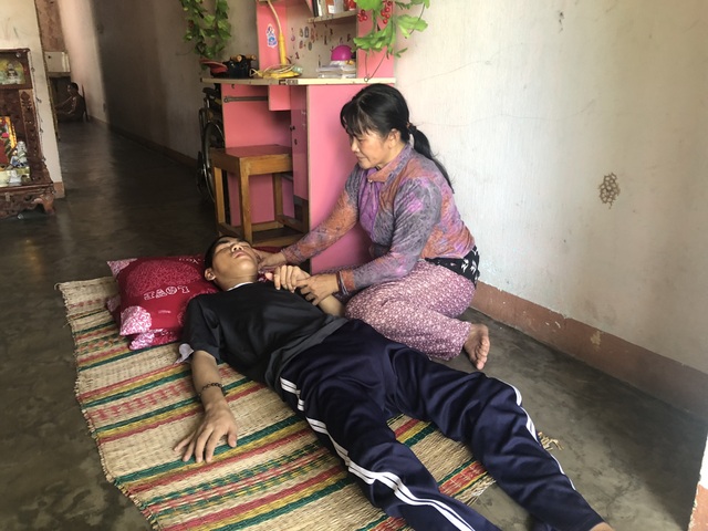 Thương cảnh mẹ đơn thân nuôi con bại não, động kinh - 3 Thương cảnh mẹ đơn thân nuôi con bại não, động kinh - 3