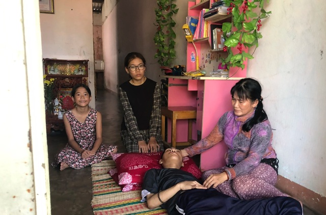 Thương cảnh mẹ đơn thân nuôi con bại não, động kinh - 1 Thương cảnh mẹ đơn thân nuôi con bại não, động kinh - 1