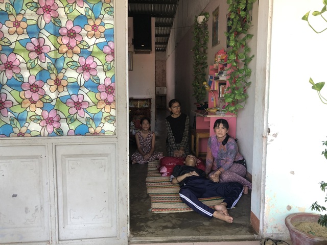 Thương cảnh mẹ đơn thân nuôi con bại não, động kinh - 4 Thương cảnh mẹ đơn thân nuôi con bại não, động kinh - 4
