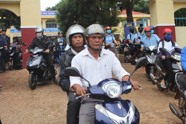 Hiệu trưởng tiểu học 54 tuổi đi thi tốt nghiệp THPT - 3 Hiệu trưởng tiểu học 54 tuổi đi thi tốt nghiệp THPT - 3