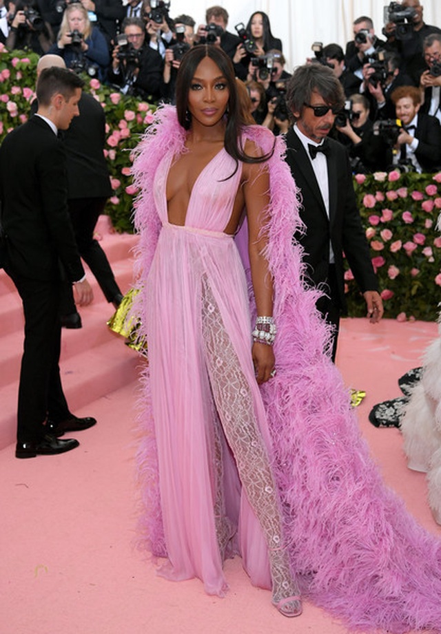 naomi-campbell-2019-met-gala-celebrating-campq-kn-qiy-0-q-2-rwl-1561642850290.jpg