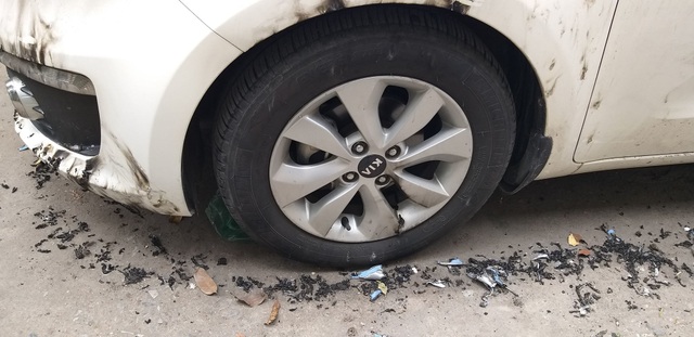 Hà Nội: Ô tô bị đốt nham nhở, nghi do đỗ choán lối đi trong khu tập thể - 3 Hà Nội: Ô tô bị đốt nham nhở, nghi do đỗ choán lối đi trong khu tập thể - 3