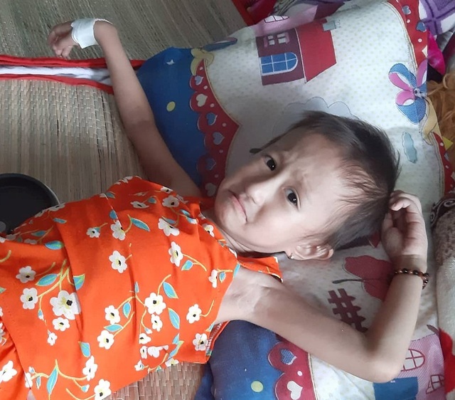 Xót thương bé 5 tuổi quằn quại chống chọi với những cơn đau do bệnh ung thư - 3 Xót thương bé 5 tuổi quằn quại chống chọi với những cơn đau do bệnh ung thư - 3
