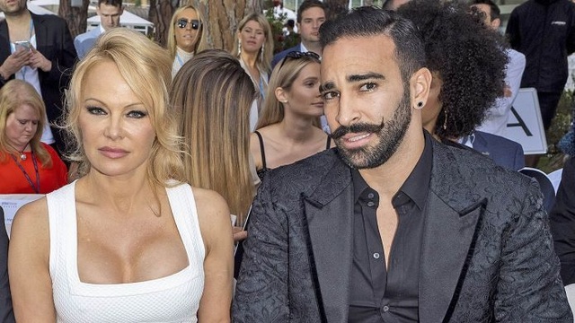 Pamela Anderson tái xuất sau khi tố bồ trẻ lừa tình - 6 Pamela Anderson tái xuất sau khi tố bồ trẻ lừa tình - 6