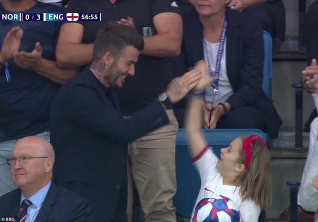 David Beckham đưa con gái nhỏ đi xem đá bóng - 7 David Beckham đưa con gái nhỏ đi xem đá bóng - 7
